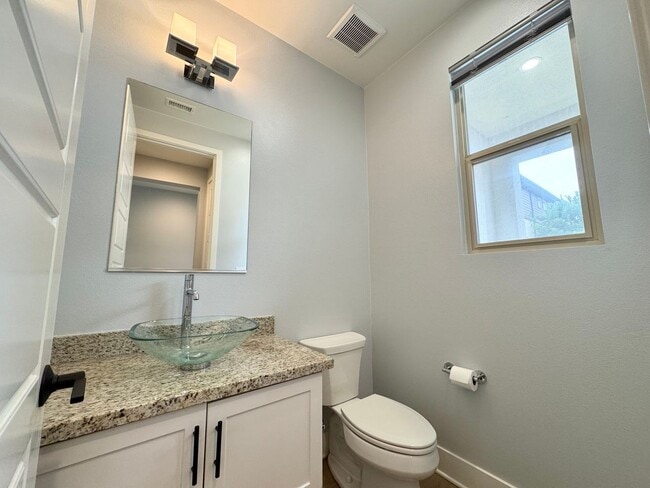 Building Photo - Beautiful 4Bd/3Ba Spacious Home in Costa M...