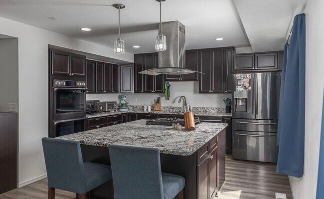 Foto del edificio - Single family home on 5 acres with a fenced back yard and Huge 3 car garage!  Gourmet Chefs Kitch...