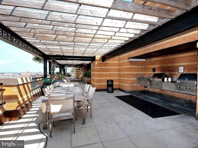 Foto del edificio - 850 Square Foot All Amenity Building In Do...