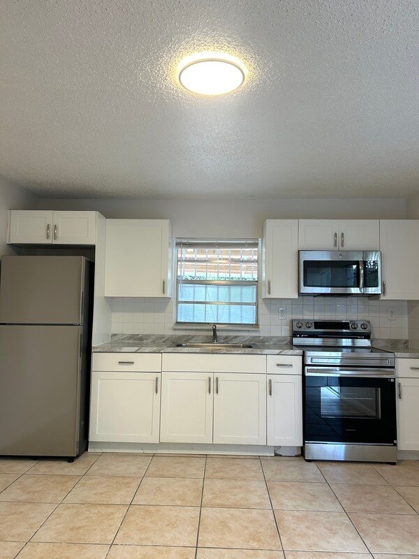 Foto principal - 485 NW 25th Ct