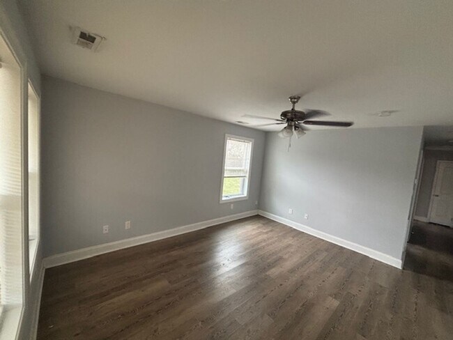 Foto del edificio - Knoxville 37920 - 3 bedroom 2 bath - call Howard Grower 865-705-0969