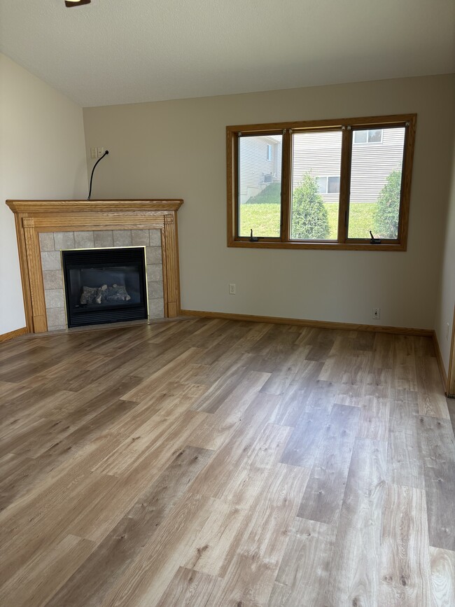 Sala de estar con chimenea de gas - 309 Evergreen Dr