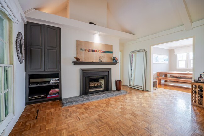 Building Photo - 1321 Hayworth Ave