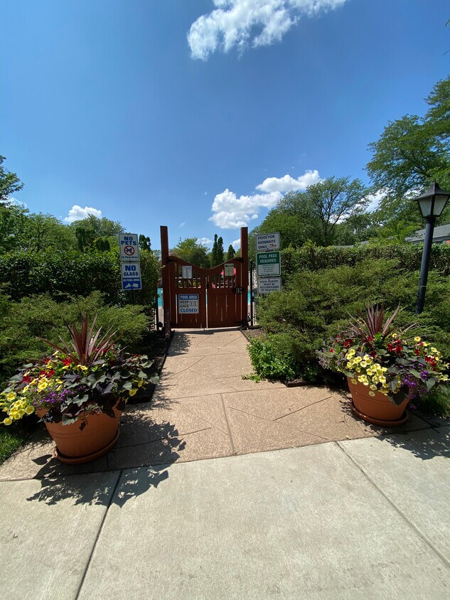 Foto principal - 2415 S Goebbert Rd