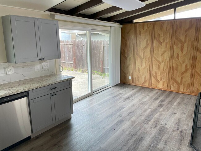 Foto del edificio - COZY HOUSE WITH REMODELED KITCHEN AND LARG...