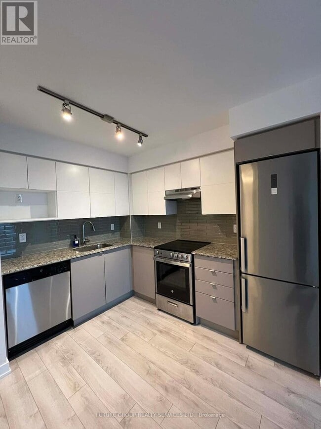 Building Photo - 120 Varna Dr