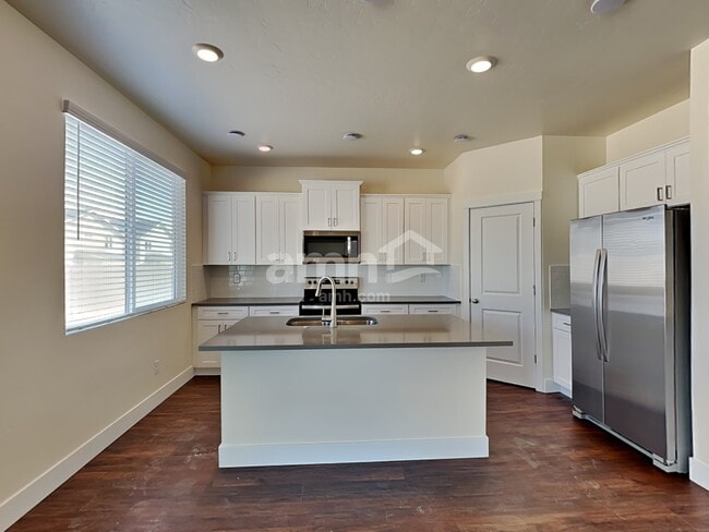 Building Photo - 1372 E Ludlow Dr