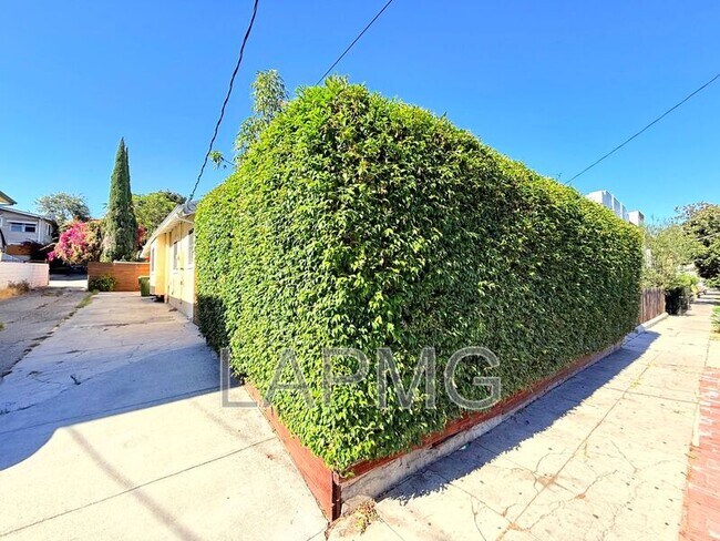 Foto del edificio - 4447 Lockwood Ave