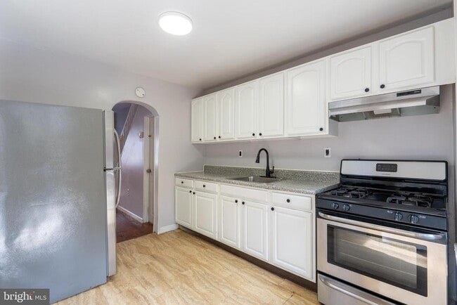 Building Photo - 1826 McClellan St