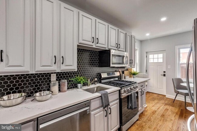 Building Photo - 1553 S Woodstock St