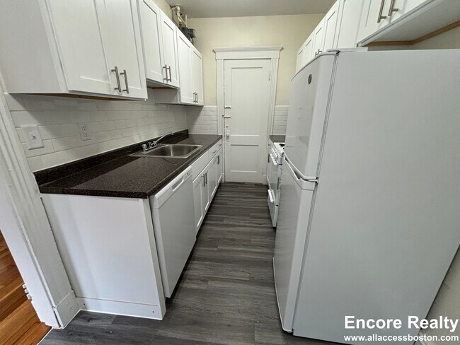 Building Photo - 462 Park Dr