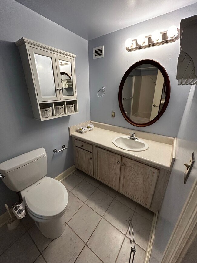 Foto del edificio - Riverviews 1 Bedroom with Exposed Brick, Hardwood Floors