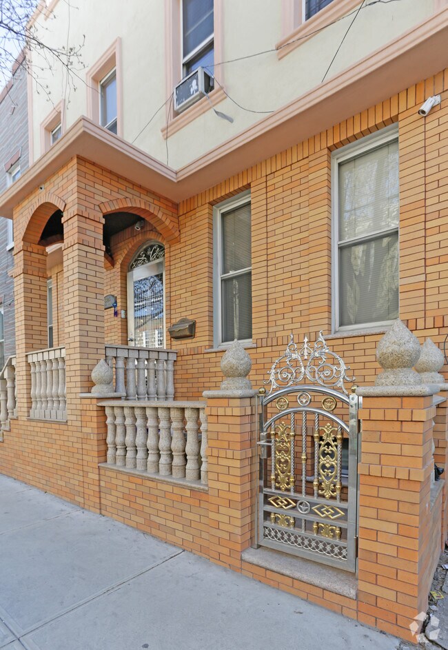 Foto del edificio - 68-05 Forest Ave