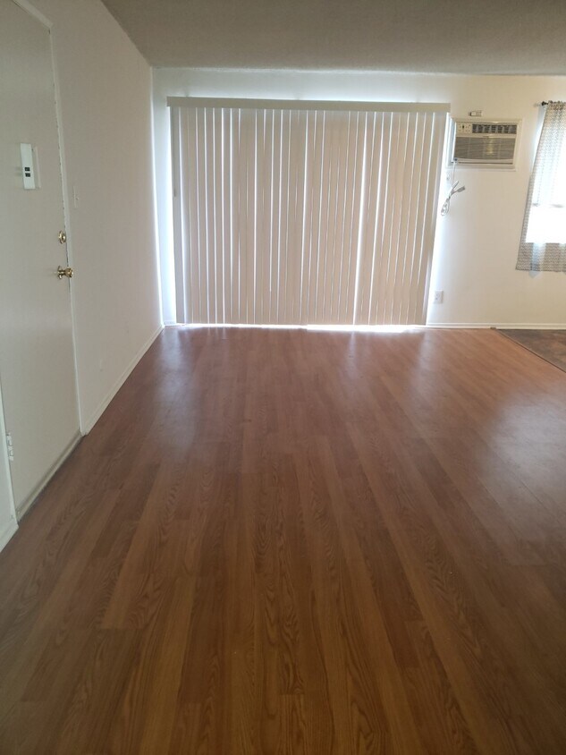 Living room - 612 N Orange Dr