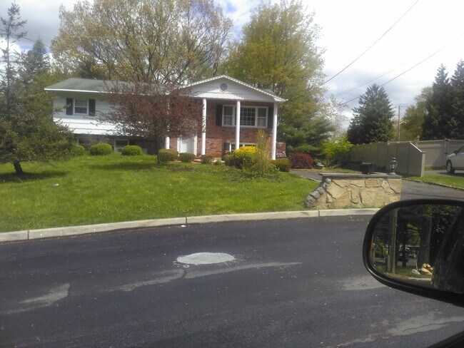 Building Photo - 22 Rock Dr