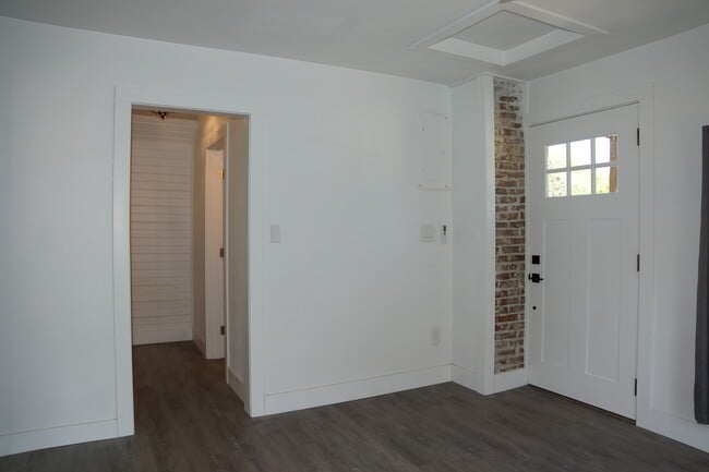 Entrada - 816 Carroll Ave