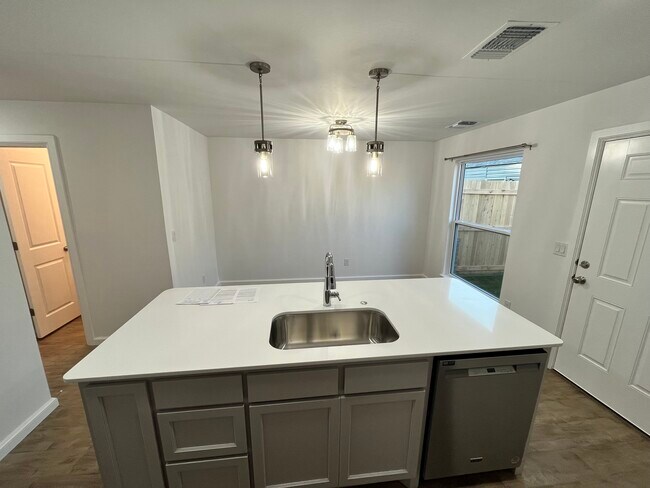 Building Photo - 1335 Eastgate Dr