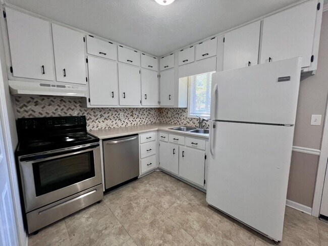 Building Photo - 4862 Valley Dale Dr SW