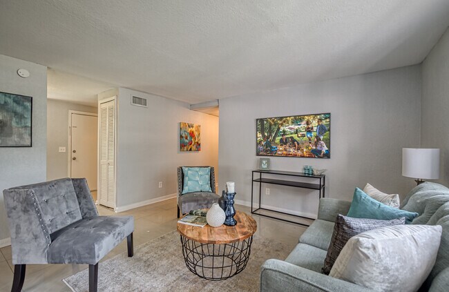 Foto del edificio - 7945 Eaton Ave