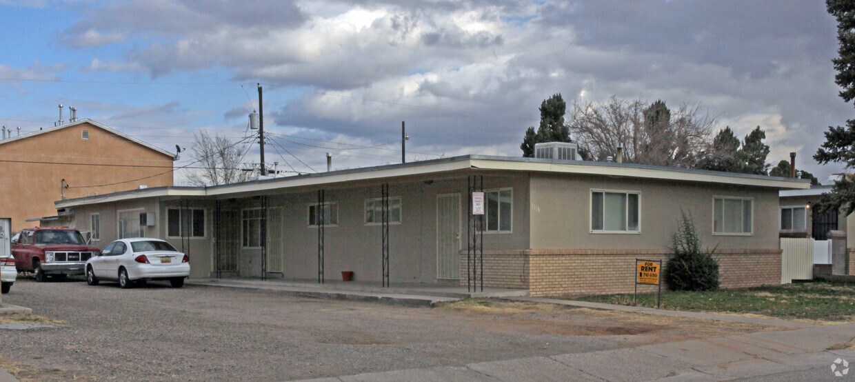 Building Photo - 1112 Palomas Dr SE