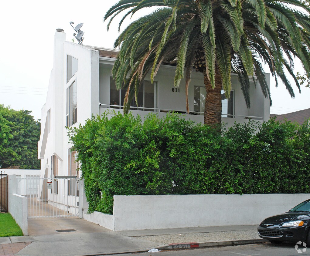 Primary Photo - 609-613 Westmount Dr