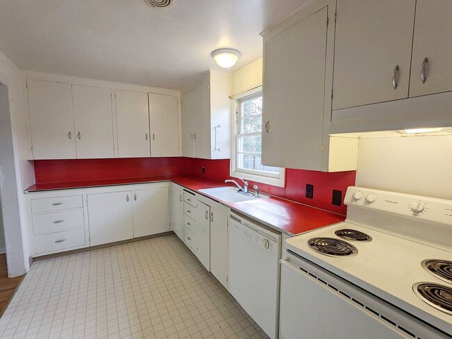 Building Photo - 5+ bedroom South Campus house w/ large fen...