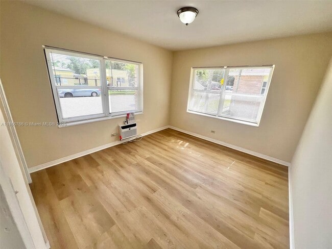 Foto del edificio - 700 NE 85th St