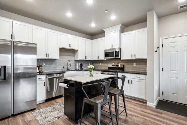 Foto del edificio - "Charming 2-Bed, 2-Bath Condo Retreat in Littleton - 870 Sq Ft of Cozy Elegance!"