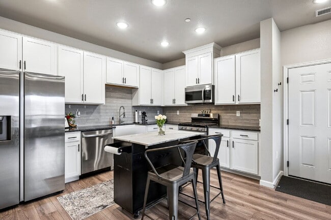 Building Photo - "Charming 2-Bed, 2-Bath Condo Retreat in Littleton - 870 Sq Ft of Cozy Elegance!"