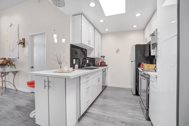 Building Photo - 4295 Vía Arbolada