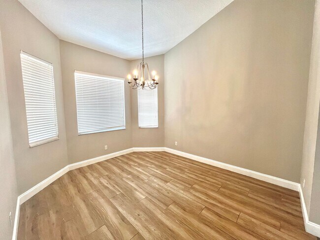 Building Photo - Stunning 3BD/2BTH Pool Home in Tarpon Spri...