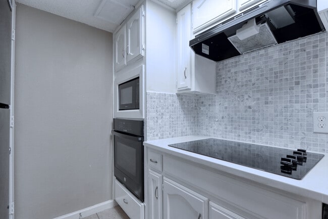 Building Photo - 711 Harbour Town Dr