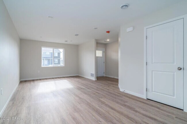 Building Photo - 895 Thames Ct