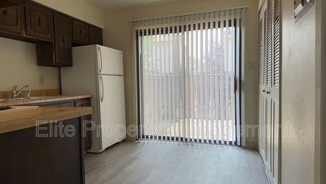Building Photo - 25 Royal Crest Dr