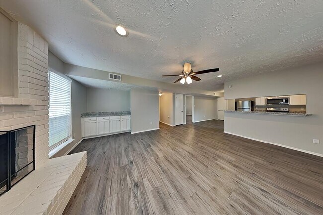 Building Photo - 10314 Pear Oak Dr