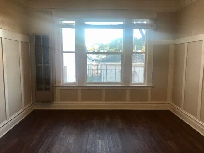 Building Photo - REMODELED! DISHWASHER! LAUNDRY ON-SITE! HA...