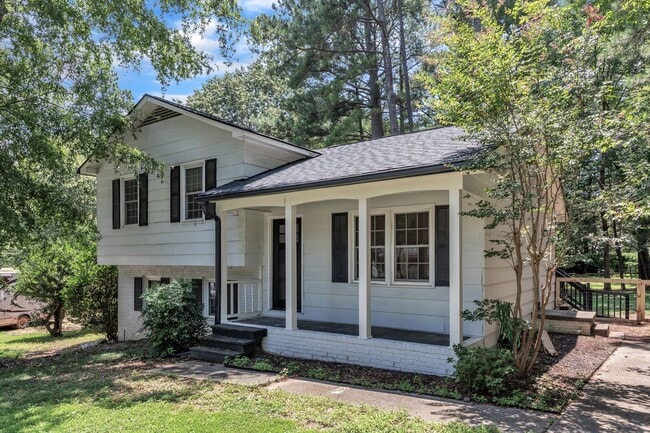 Building Photo - Cute 3/1.5 Close to RTP