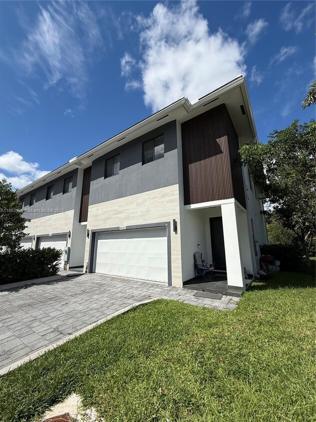 Foto principal - 4625 SW 32nd Ave