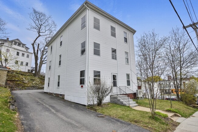 Building Photo - 27 Oak St