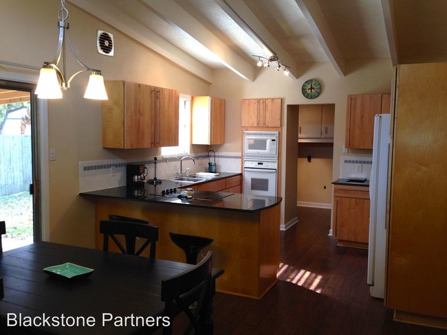 Building Photo - 3921 Fleet Dr