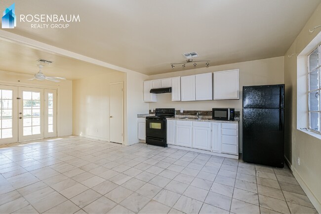 Foto del edificio - 2609 W McLellan Blvd