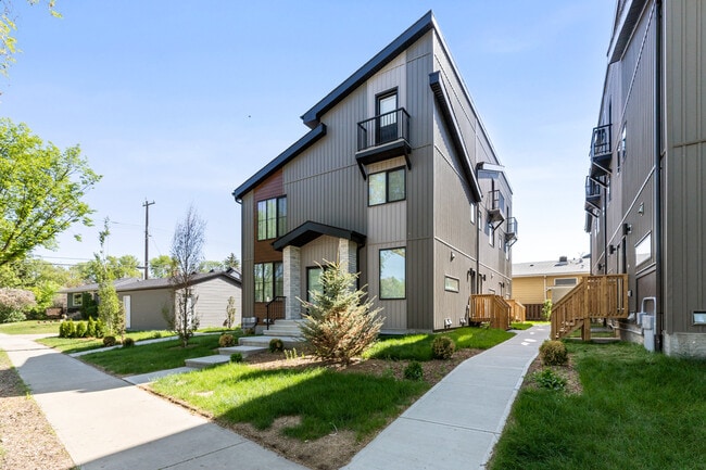 Building Photo - 8309-8387 87 St NW