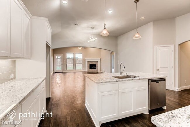 Building Photo - 4 br, 3 bath House - 401 Winehart St UNIT