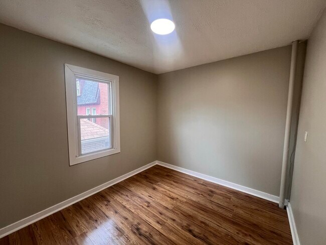 Photo du bâtiment - 1 Bedroom + Den Unit for Rent – $1,549/month (plus utilities)