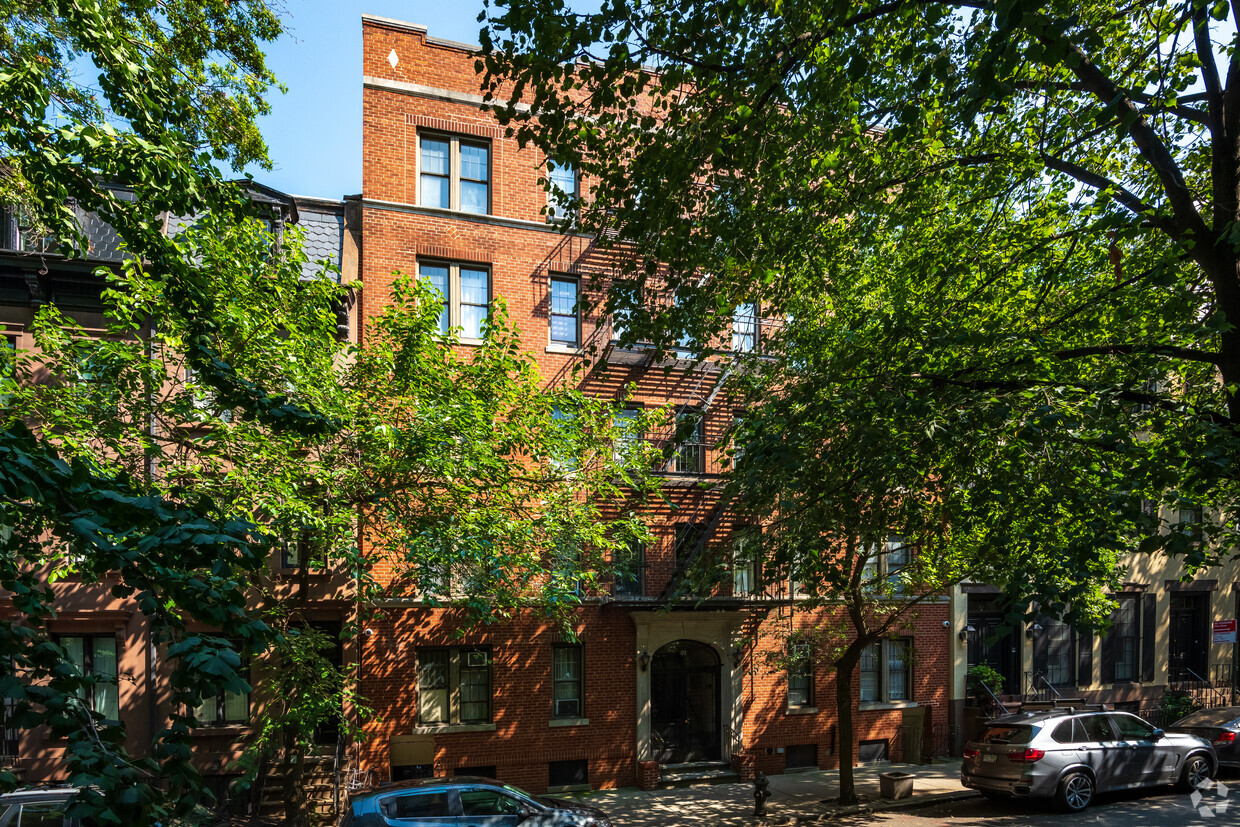 Primary Photo - 49 Willow St