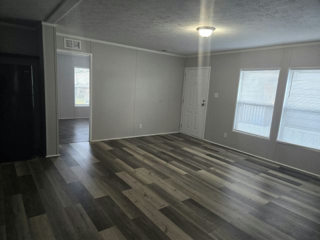 Building Photo - 1400 Banana Rd