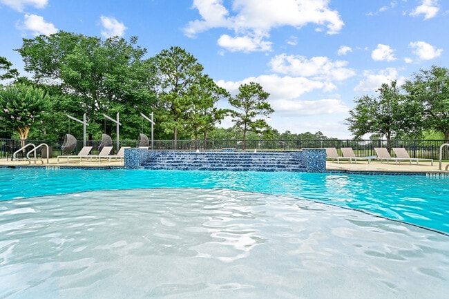 Building Photo - Beacon Lakes