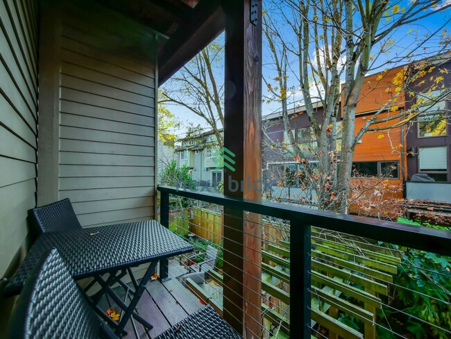 Building Photo - 3 BD/2.5 BA townhome in the heart of Fremont.