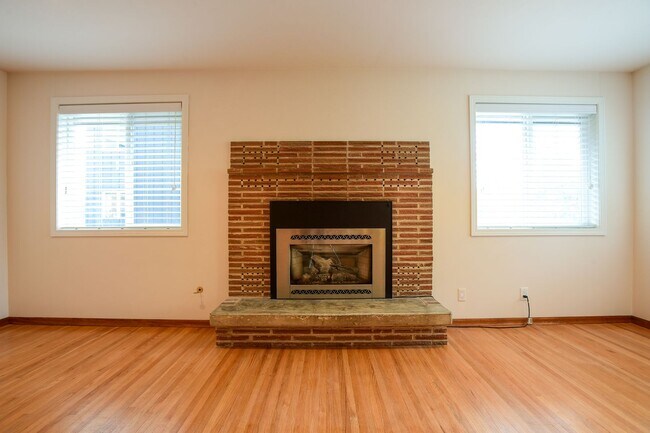Building Photo - Beautiful 4 bedroom plus office home in Ba...