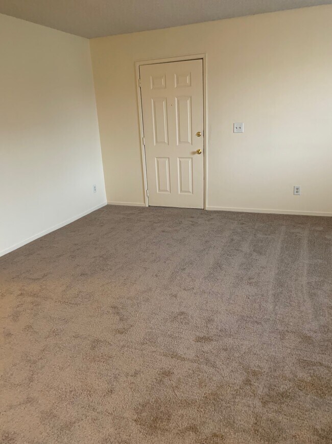 Building Photo - 4154 N Millbrook Ave